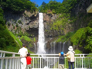 中禅寺湖の水が、高さ97メートルの岸壁を一気に落下する壮大な滝で、自然が作り出す雄大さと、華麗な造形美の両方を楽しむことができます。