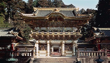 日光東照宮は、元和(げんな)3年(1617)徳川初代将軍徳川家康公を御祭神におまつりした神社です。境内には国宝8棟、重要文化財34棟を含む55棟の建造物が並び、その豪華絢爛な美しさは圧巻です。