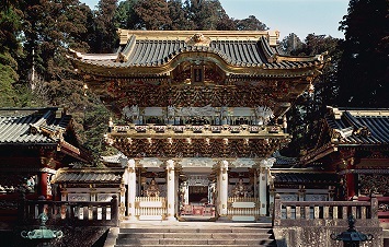 日光東照宮は、元和(げんな)3年(1617)徳川初代将軍徳川家康公を御祭神におまつりした神社です。境内には国宝8棟、重要文化財34棟を含む55棟の建造物が並び、その豪華絢爛な美しさは圧巻です。