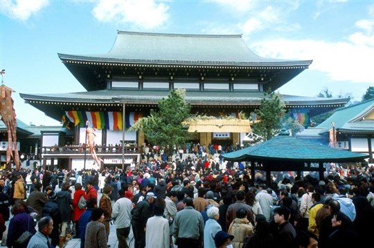 成田山新勝寺は1,080余年の歴史をもち、年間1,000万人を超える参詣者が訪れる全国有数の寺院です。