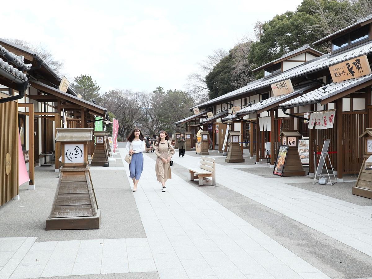 名古屋城の正門と東門の前に多くの飲食店やお土産店などが立ち並んだ商業施設。