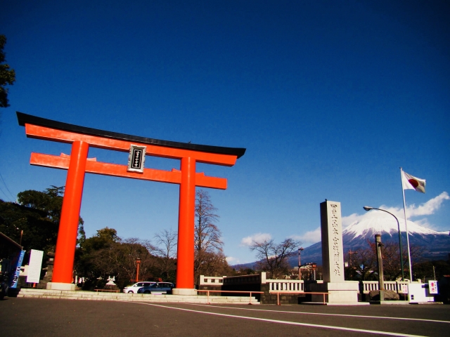 浅間大社は、富士山の噴火を鎮めた御神徳により崇敬を集め、富士山信仰の広まりと共に全国に祀られた1300余の浅間神社の総本宮と称されるようになりました。